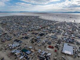 personas cámping en un Desierto durante un pesado tormenta. foto