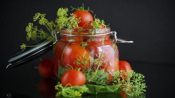 natural tomates com especiarias preparado para conservação video