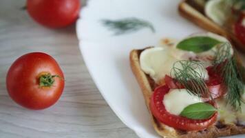 frito quente torrada com mozzarella e tomates dentro uma prato video