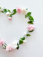 marco en formar de corazón desde rosa, blanco claveles foto