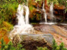 vacío Roca naturaleza espectáculo para embalaje producto presentación. burlarse de arriba para cosmético productos selectivo atención foto