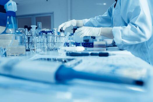 asiático científico trabajando en el laboratorio haciendo experimentar para producto, el investigadores analizado a encontrar el resultados de el experimento. foto