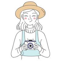 un joven turista niña en sombrero participación un cámara en manos y sonrisa. vector plano ilustración. pasión de viajar aventuras concepto