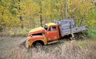Camión desechado en Telegraph Creek en el norte de Columbia Británica foto