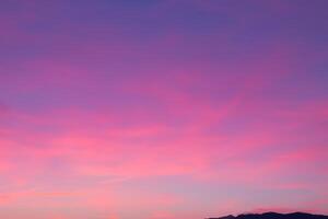 pastel Sueños un fascinante lona pintado en hermosa pastel cielo, revelando de la naturaleza tranquilo elegancia y creando un sereno horizonte rebosante con suave matices y etéreo belleza foto