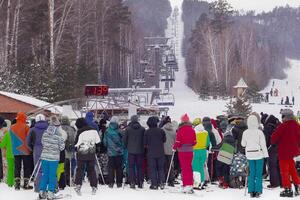 Novosibirsk 10.01.2014 cola de personas en el esquí levantar a un esquí recurso foto
