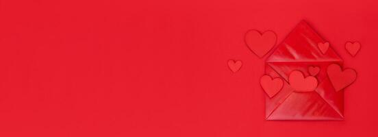 enamorado tarjeta. amor carta, papel sobre y corazones rojo antecedentes Copiar espacio para tu texto bandera foto