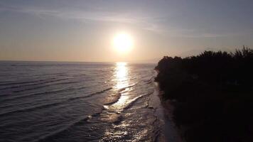 Antenne gili Trawangan Insel Lombok Indonesien mit Silhouette von montieren Rinjani auf Entfernung während Sonnenaufgang video