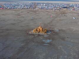 aéreo ver de el ardiente hombre festival en Nevada desierto. negro rock ciudad desde arriba. foto