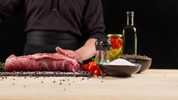 uma homem cozinhar cortes uma fresco vermelho cru filé dentro uma açougue fazer compras com uma cozinha faca. fatias Prêmio lombo carne ou marmorizado carne bovina. bife Produção para restaurantes, matadouro, carne indústria. macro tiro video