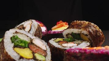 overhead Japans sushi voedsel. maki ands broodjes met tonijn, Zalm, garnaal, krab en avocado. geassorteerd sushi, allemaal u kan eten menu. regenboog sushi rollen, uramaki, hosomaki en nigiri video