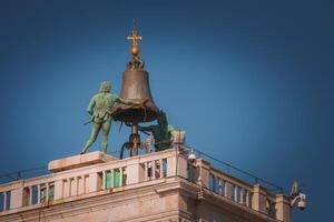 Roma campana torre con cruzar simbólico religioso arquitectura en urbano paisaje foto