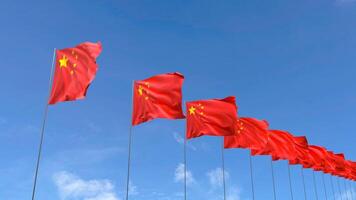 looping video av Kina flagga vinka på blå himmel bakgrund, slinga animering Kina flagga
