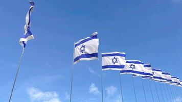 looping vídeo do Israel bandeira acenando em azul céu fundo, animação Israel bandeira video
