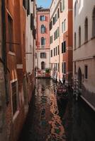 tranquilo ver de estrecho canal en Venecia, Italia con histórico arquitectura y sereno camino acuático foto