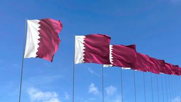 looping video av qatar flagga vinka på blå himmel bakgrund, slinga animering qatar flagga