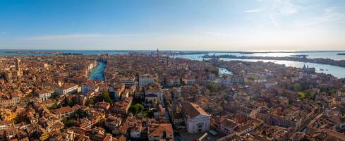 aéreo ver de Venecia cerca Santo marcas cuadrado, rialto puente y estrecho canales. foto