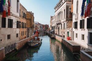 escénico estrecho canal en Venecia, Italia con tradicional arquitectura y barcos foto