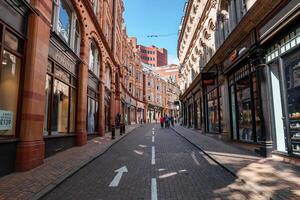brillante, soleado Mañana en un clásico Birmingham ciudad calle en el Reino Unido foto