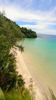 filmisch fpv Drohne Flug Über tropisch Strand auf Paradies Insel im Thailand. video