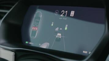 avanzado coche tablero interfaz mostrar, de cerca de un carros alta tecnología tablero demostración velocidad y tráfico alerta sistema. video