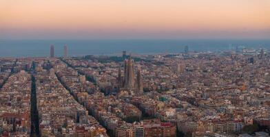 aéreo ver de Barcelona ciudad horizonte y sagrada familia catedral a puesta de sol foto