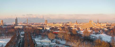 hermosa invierno día en riga. foto