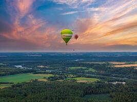 aéreo verano soleado puesta de sol ver de caliente aire globo foto