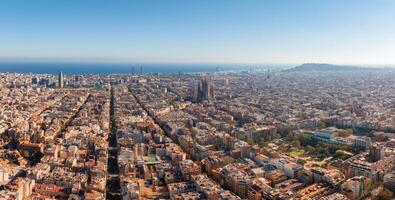 aéreo ver de Barcelona ciudad horizonte y sagrada familia catedral a puesta de sol foto