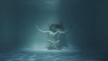 ruivo mulher meditando embaixo da agua dentro branco vestir video