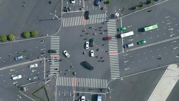 Haut vue de Matin circulation à intersection dans ho chi minh ville, vietnam video