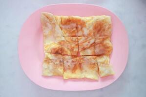 Roti o naan , frito Roti con endulzado condensado Leche foto