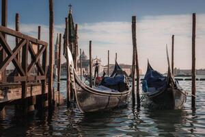 tranquilo Venecia góndolas atracado a sereno muelle con turbio agua - pacífico italiano escena foto