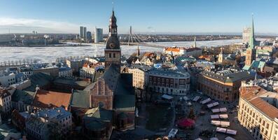 aéreo ver de el Navidad mercado en riga. foto