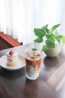 café, con hielo café o con hielo capuchino café y fresa torta de frutas en el mesa foto