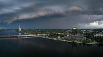 enorme tormenta oscuro nubes terminado el ciudad de riga foto