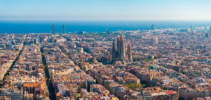 aéreo ver de Barcelona ciudad horizonte y sagrada familia catedral a puesta de sol foto