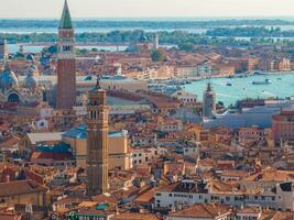 aéreo ver de Venecia cerca Santo marcas cuadrado, rialto puente y estrecho canales. foto