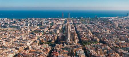 aéreo ver de Barcelona ciudad horizonte y sagrada familia catedral a puesta de sol foto