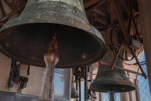 tradicional veneciano Iglesia campanas colgando en tenuemente iluminado sereno atmósfera foto