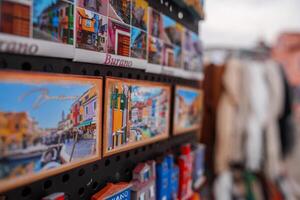 vibrante colección de Venecia postales desplegado en pared en Italia foto