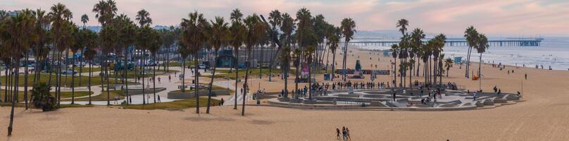 patinar tablero parque en Venecia playa a atardecer, California, Estados Unidos foto