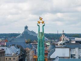 increíble aéreo ver de el estatua de libertad milda en riga foto