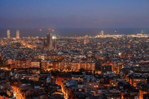 crepúsculo panorama de Barcelona con sagrada familia y rascacielos foto