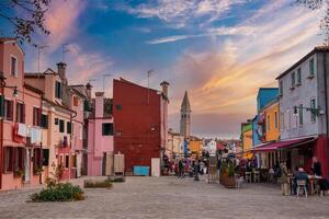 vistoso calle en burano, Venecia, Italia - encantador y vibrante europeo arquitectura foto