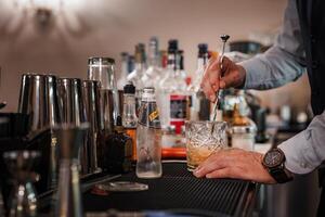 veneciano mixología barman elaboración un bebida en un sofisticado y relajado bar atmósfera foto