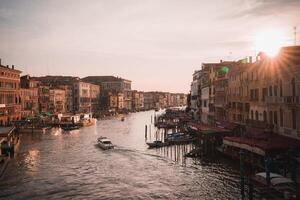 sereno puesta de sol terminado grandioso canal en Venecia con claro cielo y hermosa agua reflexión foto