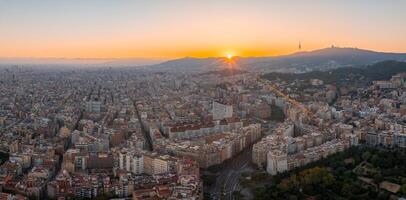 aéreo ver de Barcelona ciudad horizonte a puesta de sol. foto