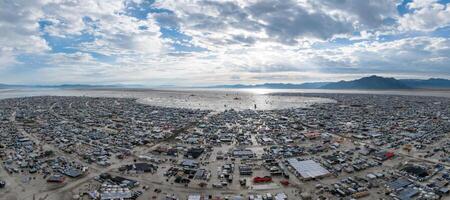 aéreo ver de el ardiente hombre festival en Nevada desierto. negro rock ciudad desde arriba. foto