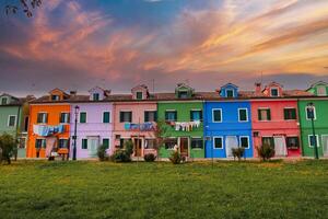 encantador y vistoso tradicional casas en burano, Venecia, Italia en un soleado día foto